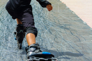le bas de l'image de Photo de Joao Viegas sur unsplash.com représentant un patineur à roulettes
